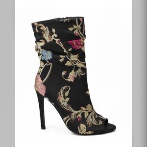 *NWOT* So Me SEVINA2 Black Floral Satin Ankle Boot
